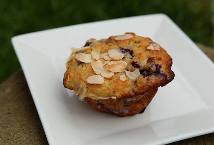Пряные маффины с голубикой и миндалем