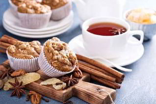 Сдобные маффины из цельной пшеницы с яблоками и орехами