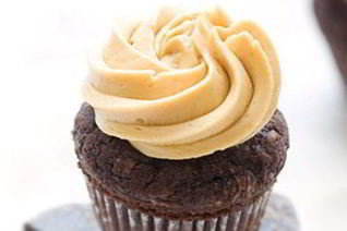 Шоколадно-кокосовые маффины с карамельным кремом