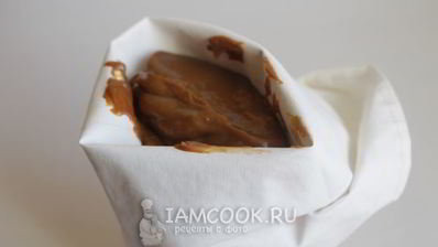 шоколадные маффины с карамелью