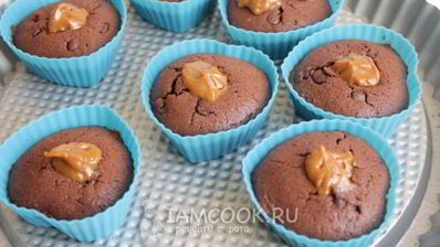 шоколадные маффины с карамелью