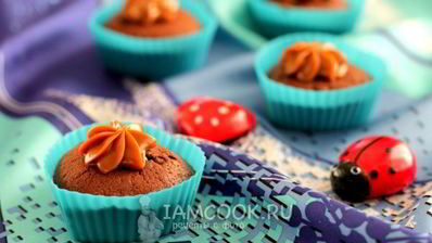 шоколадные маффины с карамелью