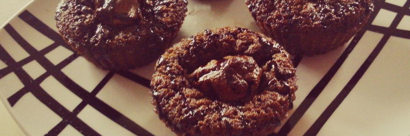 Шоколадные маффины с маленькими кусочками шоколада