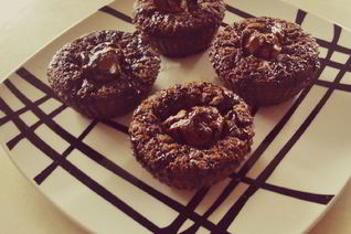 Шоколадные маффины с маленькими кусочками шоколада