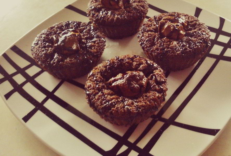 Шоколадные маффины с маленькими кусочками шоколада