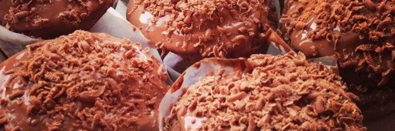 Шоколадные маффины с шоколадом и орешками