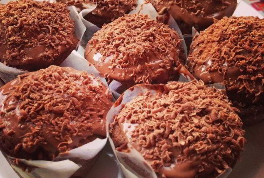 Шоколадные маффины с шоколадом и орешками