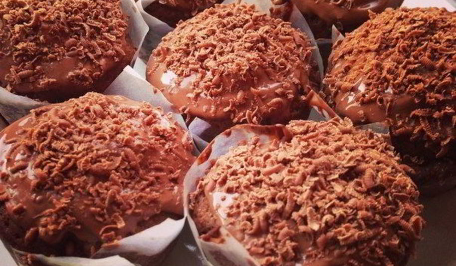 Рецепт шоколадных маффинов с шоколадом и орешками