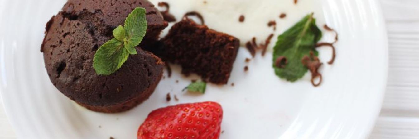 Шоколадные маффины со свежими ягодами и пломбиром