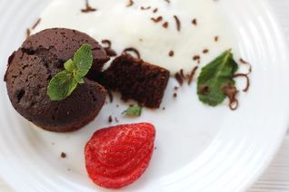 Шоколадные маффины со свежими ягодами и пломбиром