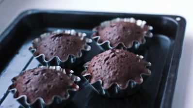 шоколадные маффины со свежими ягодами и пломбиром