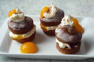 Шоколадные маффины со взбитыми сливками