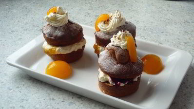 шоколадные маффины со взбитыми сливками