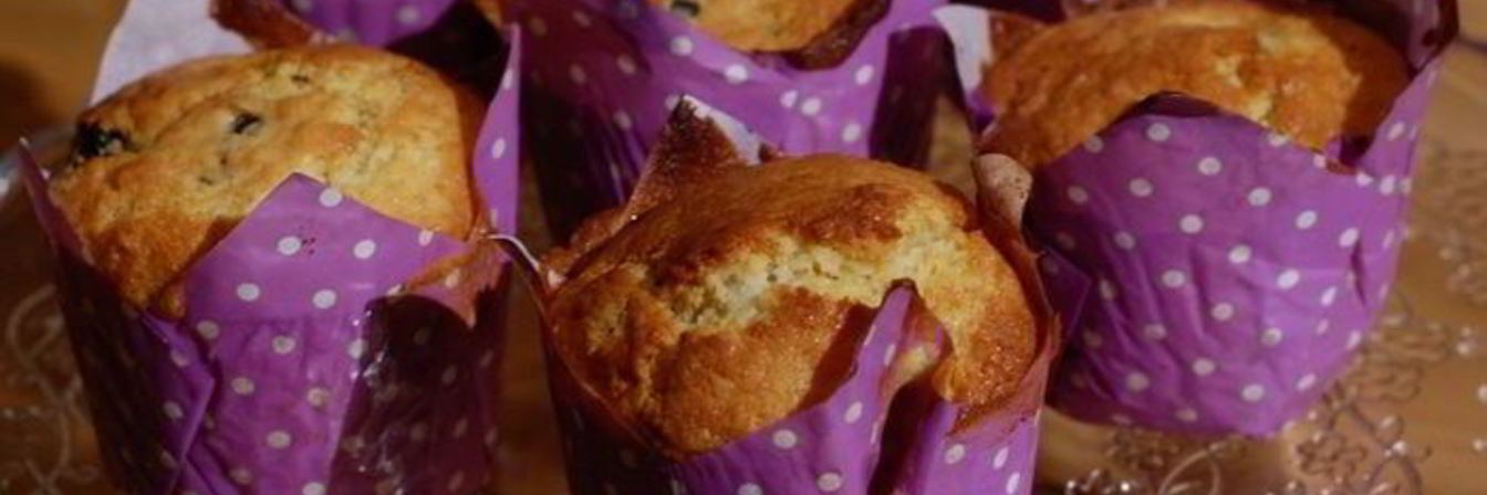 Сливочные маффины с клюквой и вишней