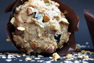 Цельнозерновые маффины с овсяными хлопьями, чернослиом и миндалем