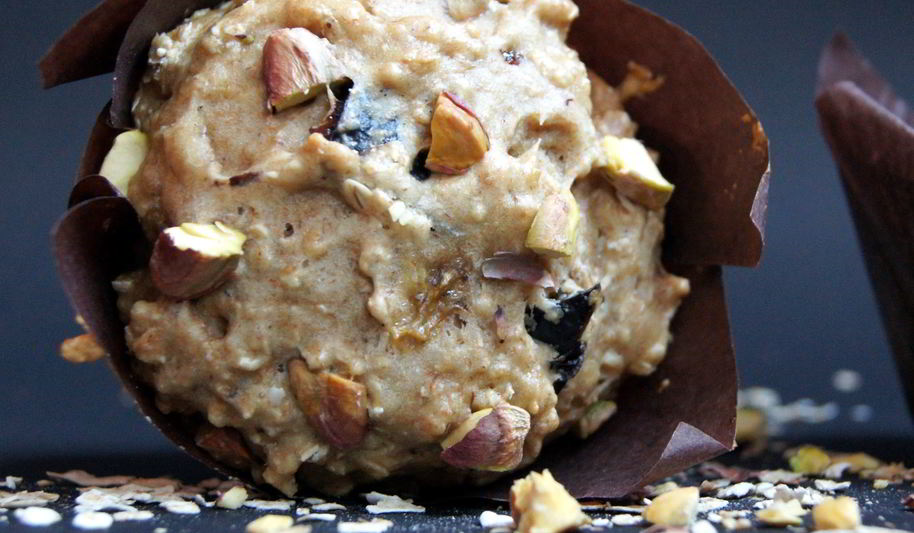 Рецепт цельнозерновых маффинов с овсяными хлопьями, чернослиом и миндалем