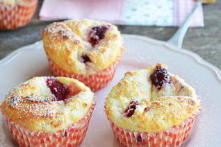 Творожные маффины с кокосом и малиной