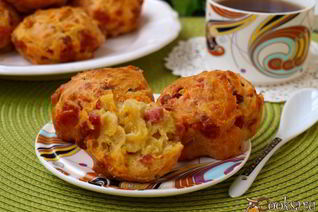 Закусочные маффины с колбасой и сыром