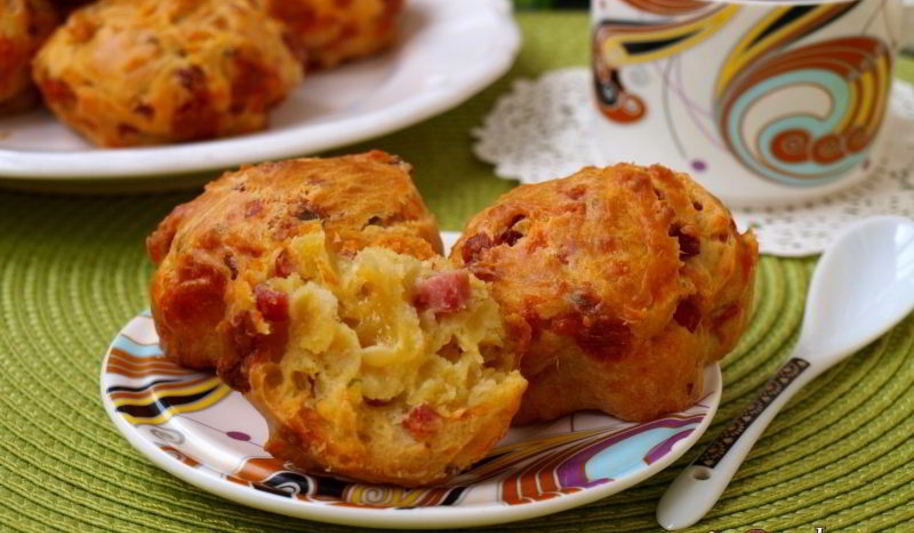 Рецепт закусочных маффинов с колбасой и сыром