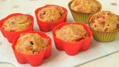 закусочные маффины с колбасой и сыром