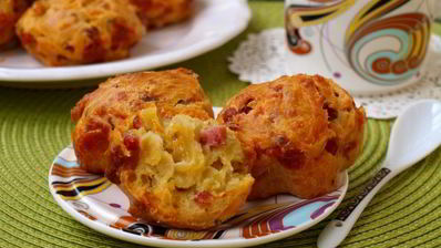 закусочные маффины с колбасой и сыром