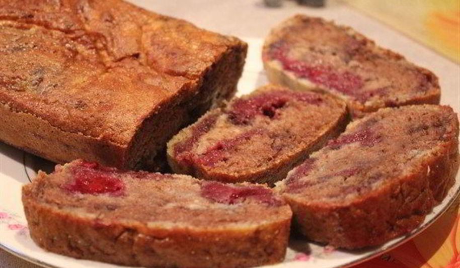 Рецепт манника на кефире с ежевично-банановым кремом и какао