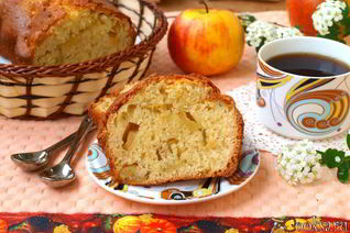 Манник на кефире с яблоками