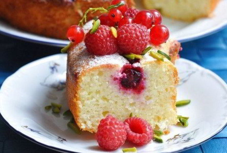 Манник творожный с ягодами