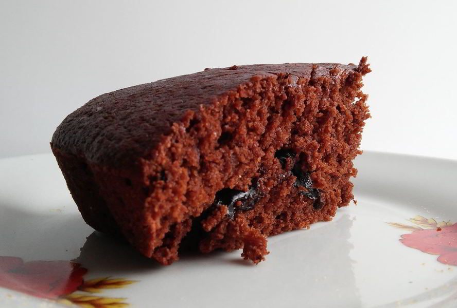 Постный шоколадный манник с черносливом