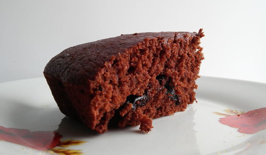 Рецепт постного шоколадного манника с черносливом