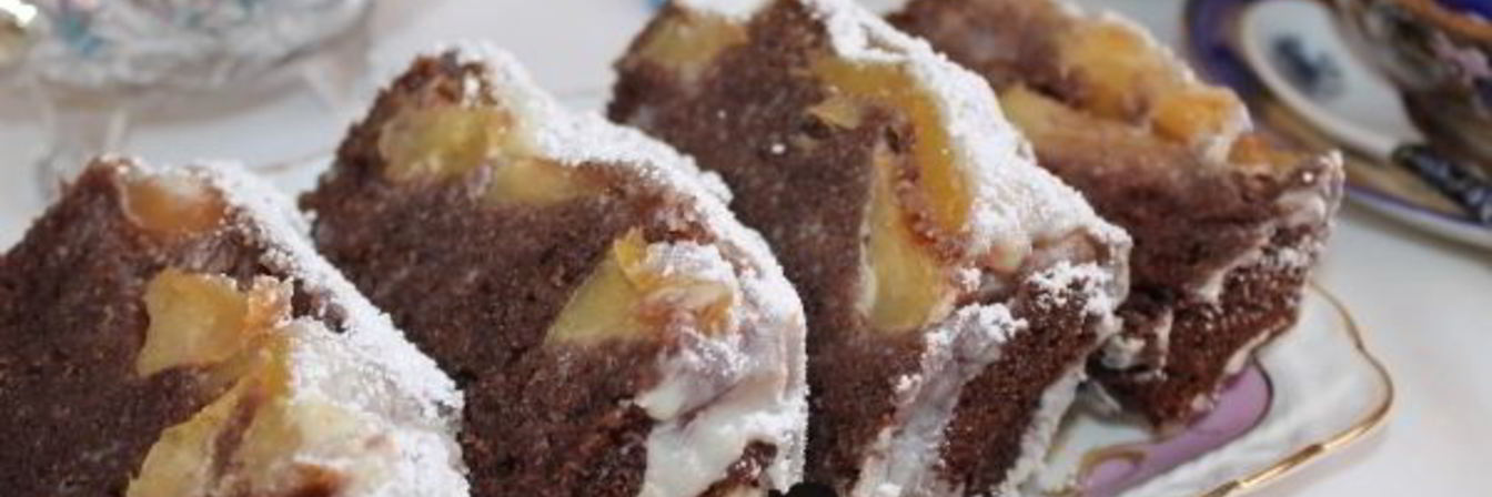 Шоколадный манник с яблоками