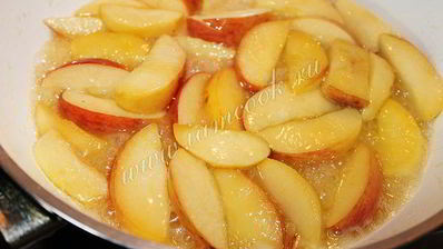 шоколадный манник с яблоками