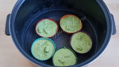 зеленые мини-манники с сыром в мультиварке