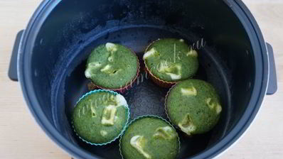 зеленые мини-манники с сыром в мультиварке