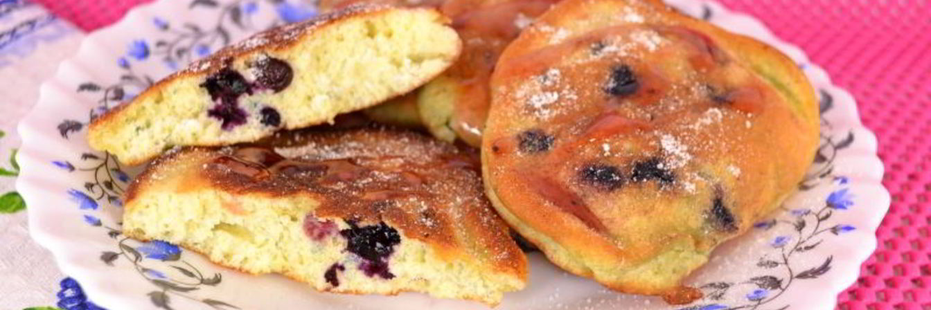 Бисквитные оладьи с черникой