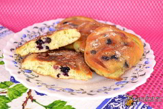 Бисквитные оладьи с черникой