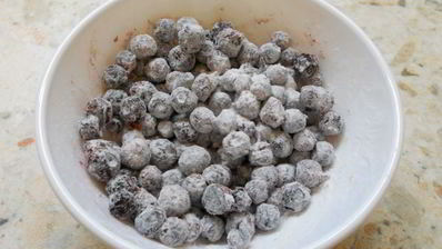 бисквитные оладьи с черникой