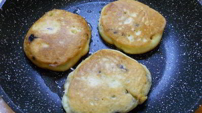 бисквитные оладьи с черникой