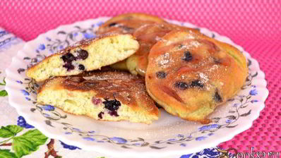 бисквитные оладьи с черникой