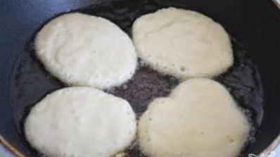 дрожжевые оладьи на кислом молоке