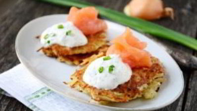 картофельные оладьи с лососем