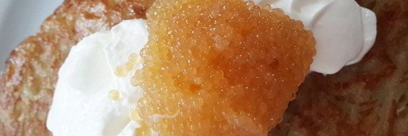 Картофельные оладьи с щучьей икрой и сметанкой