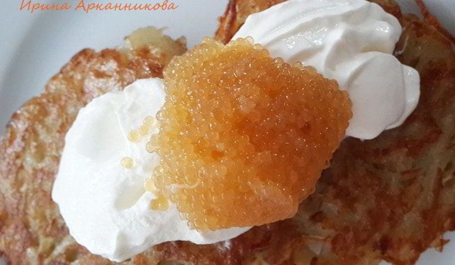 Рецепт картофельных оладий с щучьей икрой и сметанкой