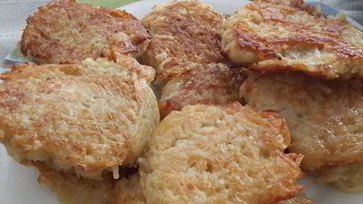 картофельные оладьи с щучьей икрой и сметанкой