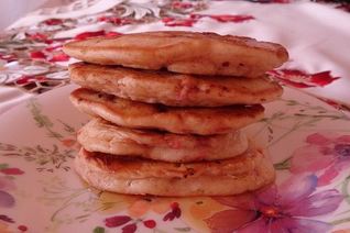 Клубничные оладьи