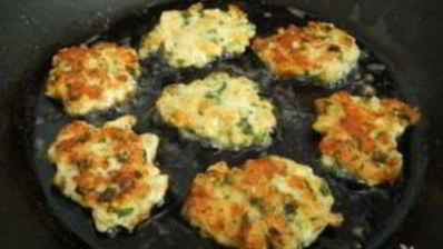 куриные оладьи с сыром и зеленью