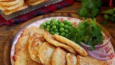 луковые оладьи с паприкой и зирой