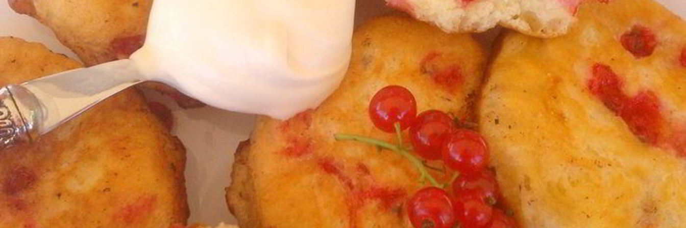 Оладьи дрожжевые с красной смородиной