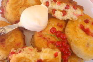 Оладьи дрожжевые с красной смородиной