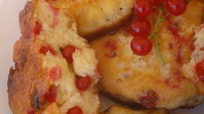 оладьи дрожжевые с красной смородиной